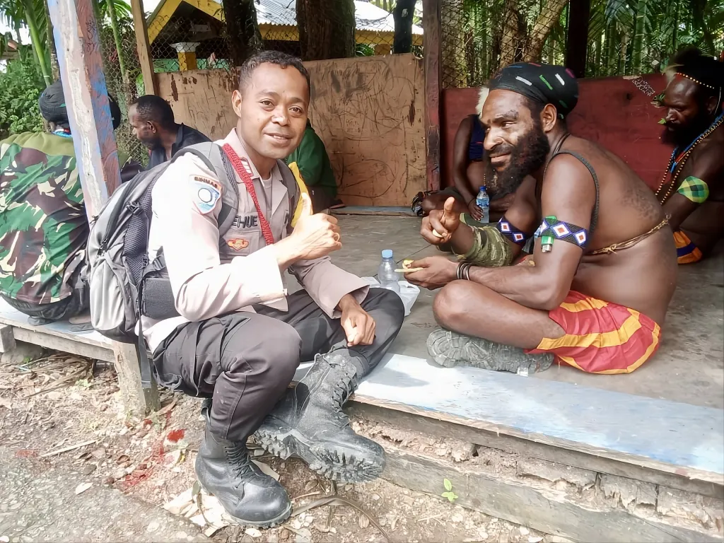 Brigadir Polisi Nixon Mehue bersama warga suku Damal di Kampung Hangaitji