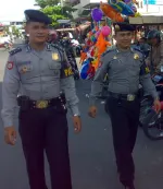 Anggota polisi bersiap melakukan patroli malam