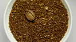 Petani kopi memegang biji kopi hasil panen