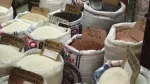 Pedagang beras di pasar tradisional melayani pembeli