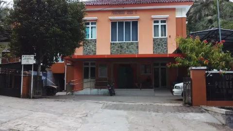 Perawat mendampingi pasien konsultasi telemedicine